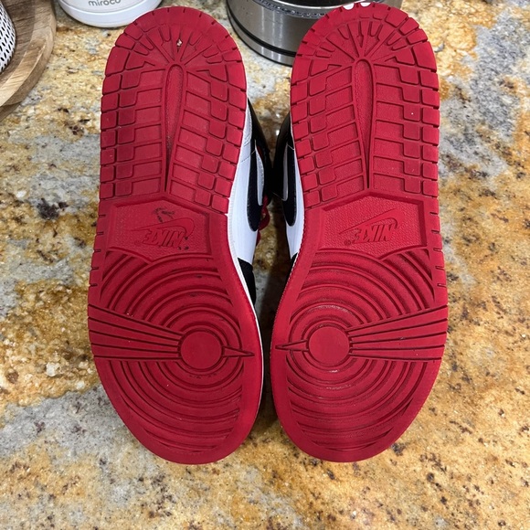 Jordan 1 size 5 - Picture 9 of 10